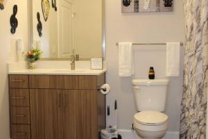 Et badeværelse på Luxury in the Gulch + 9 billeder