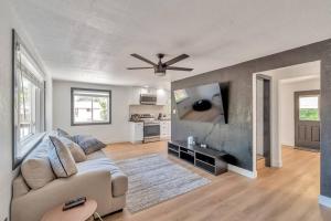 a living room with a couch and a ceiling fan at Renovated 4br w/game room to entertain Near DT in Lakewood
