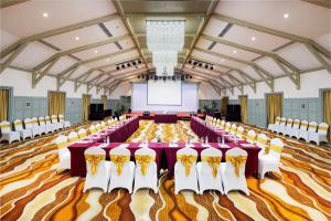 a large banquet hall with tables and chairs at Venus Hotel Tam Đảo in Tam Ðảo