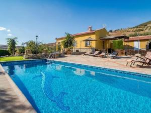 una piscina frente a una casa en Appealing holiday home in Andaluc a with private pool, en La Joya