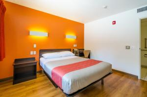 Motel 6 Thornton, CO客房内的一张或多张床位