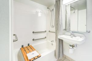 Motel 6 Thornton, CO的一间浴室