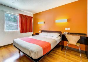 Motel 6 Thornton, CO客房内的一张或多张床位