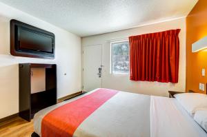Motel 6 Thornton, CO客房内的一张或多张床位