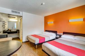 Motel 6 Thornton, CO客房内的一张或多张床位