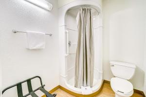 Motel 6 Thornton, CO的一间浴室