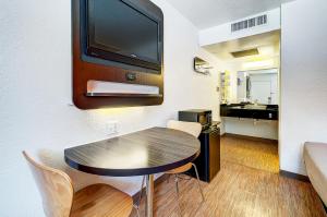 Motel 6 Thornton, CO的厨房或小厨房