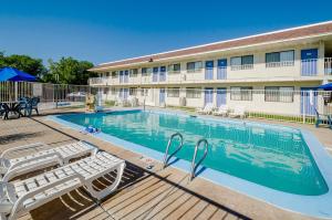 桑顿Motel 6 Thornton, CO的一座与酒店同在的建筑前的游泳池