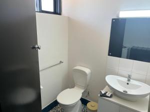 Koupelna v ubytování Jumbuck Motor Inn - POOL - PET FRIENDLY SECTION - KING BEDS