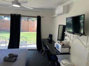 TV a/nebo společenská místnost v ubytování Jumbuck Motor Inn - POOL - PET FRIENDLY SECTION - KING BEDS
