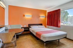 Motel 6 Thornton, CO客房内的一张或多张床位