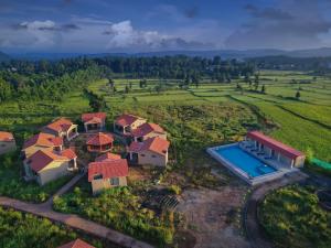 een luchtzicht op een huis met een zwembad bij Aranyak Resort Kanha in Dhanwār