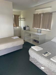 Postel nebo postele na pokoji v ubytování Clermont Hotel Motel
