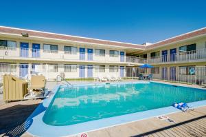 Motel 6 Thornton, CO内部或周边的泳池