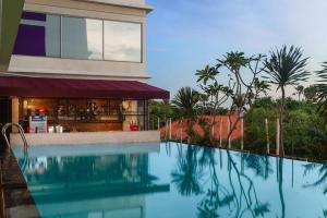 una piscina di fronte a un edificio di Quest Hotel Darmo - Surabaya by ASTON a Surabaya