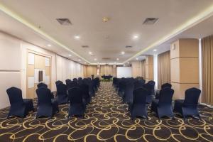 Χώρος καθιστικού στο Quest Hotel Darmo - Surabaya by ASTON