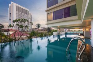 Πισίνα στο ή κοντά στο Quest Hotel Darmo - Surabaya by ASTON
