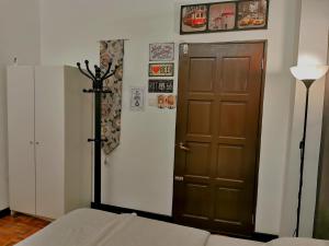 D2Pie Homestay في سوبانغ جايا: غرفه فيها باب وسرير ومصباح
