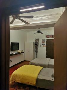 een slaapkamer met een bed en een plafondventilator bij D2Pie Homestay in Subang Jaya