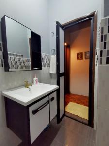 een badkamer met een wastafel en een spiegel bij D2Pie Homestay in Subang Jaya