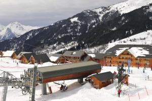 um alojamento de esqui nas montanhas com neve no chão em Location à la Montagne avec piscine été / hiver vg23 em Saint-François-Longchamp