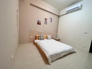Uma cama ou camas num quarto em 澎湖樂在綺中民宿 第580號