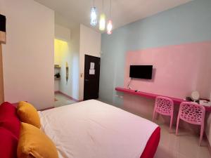 馬公市的住宿－樂在綺中民宿 第580號，卧室配有白色的床和粉红色的墙壁
