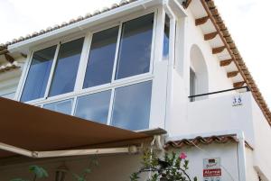 una ventana en el lateral de una casa en Bungalow in Lago Jardin I, LosBalcones,Torrevieja Luxury, en Los Altos