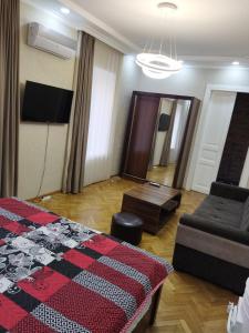 un salon avec un lit et un canapé dans l'établissement Old city, à Tbilissi