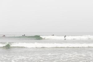 um grupo de surfistas a surfar nas ondas do oceano em オーシャニア一宮 em Ichinomiya