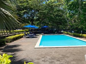 トゥルー・ドー・ドゥースにあるValmarin Seafront Apartmentsの- スイミングプール(ブルーのパラソル2つ、椅子付) +17枚の写真