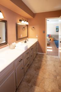 y baño con lavabo y espejo. en Spacious and quiet 4 bed 3 and a half bath home away from home in Katy Texas, en Katy