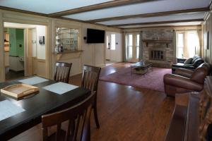 sala de estar con mesa y chimenea en Spacious and quiet 4 bed 3 and a half bath home away from home in Katy Texas, en Katy