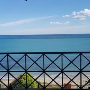 een balkon met uitzicht op de oceaan bij Frontline Beach Apartment, La Perla de la Bahia, Bahia de Casares - Estepona in Casares