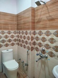 Koupelna v ubytování Hotel Dev Inn Ayodhya + 29 fotografií