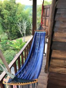 Balkoni atau teres di Mae Chan Treehouse with swimming pool