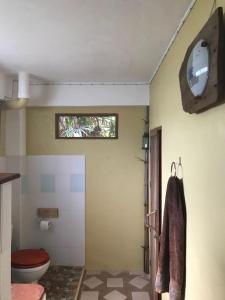 Bilik mandi di Mae Chan Treehouse with swimming pool