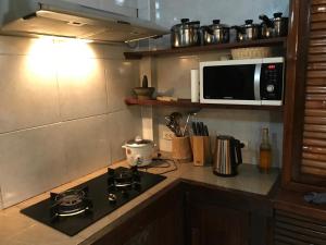 Dapur atau dapur kecil di Mae Chan Treehouse with swimming pool