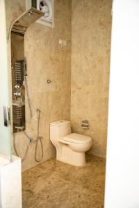 a bathroom with a toilet and a shower at فندق روش بلس in Hafr Al Baten