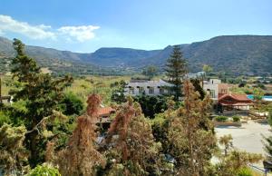 マタラにあるApartments and Studios Xenophonの山々を背景にしたリゾートの景色