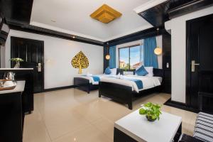 um quarto de hotel com duas camas e uma mesa em The Sanctuary Residence em Siem Reap