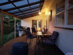 eine Terrasse mit einem Tisch und Stühlen auf einer Terrasse in der Unterkunft Quiet cul de sac, close to Abel Tasman in Motueka