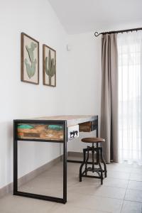 a table and a stool in a room at Agroturismo Ses Vistes in Porreres