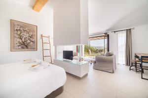 a bedroom with a bed and a desk and a chair at Agroturismo Ses Vistes in Porreres