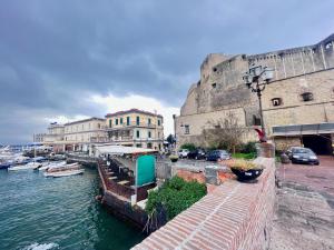 vista su un fiume con edifici e barche di Residenza Borgo Marinaro a Napoli