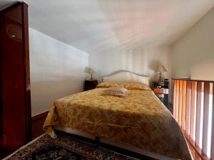 una camera con letto e copriletto giallo di Residenza Borgo Marinaro a Napoli