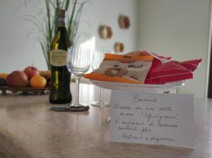Camere Infinity Rooms في كاستيلفيداردو: طاولة مع طبق من الطعام وزجاجة من النبيذ