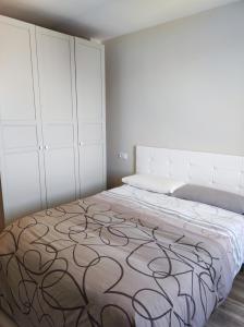 サラゴサにあるEmpresas parking gratisのベッドルーム(大型ベッド1台、白いキャビネット付) +5枚の写真