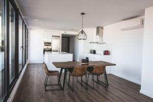 Il comprend une cuisine et une salle à manger avec une table et des chaises en bois. dans l'établissement Atico con terraza en el centro de Reus, à Reus