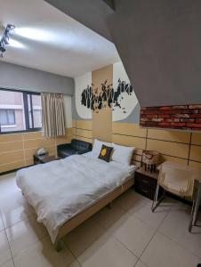 1 dormitorio con 1 cama grande y 1 sofá en 一中宿屋 en Taichung